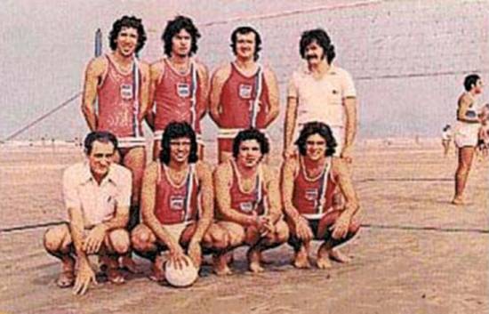 Equipe de voleibol campeã do clube em 1974/75, com os atletas: de pé - Carlinhos (E), Manoel, João Bechara, Arlindo (Técnico) (D); agachados: Diogo (Massagista) (E), Bia, Dado e Bia II (D)